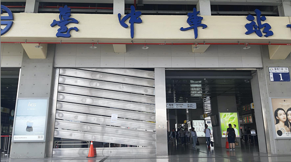 台鐵台中車站大廳鐵門修了快半年都沒有動靜,遭網友諷刺是不是已升格為「裝置藝術」,甚至還在待維修鐵門上貼上作品名稱「延宕的修復」。圖/取自「靠北台鐵」臉書粉絲團