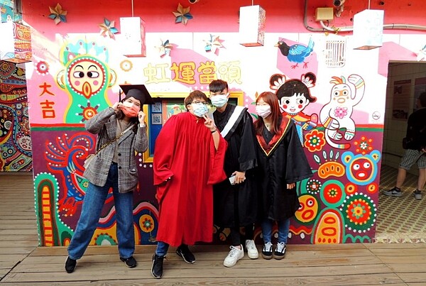 彩虹村繽紛的彩繪是遊客打卡的最佳景點。圖/中市府提供