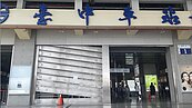 台鐵台中站修半年沒動靜　遭酸裝置藝術「延宕的修復」