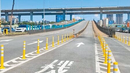 藝人林志穎22日駕駛特斯拉自撞號誌桿，桃園市交通局緊急將交通桿從7根延長至14根，也將向林求償號誌桿維修費用。（賴佑維攝）