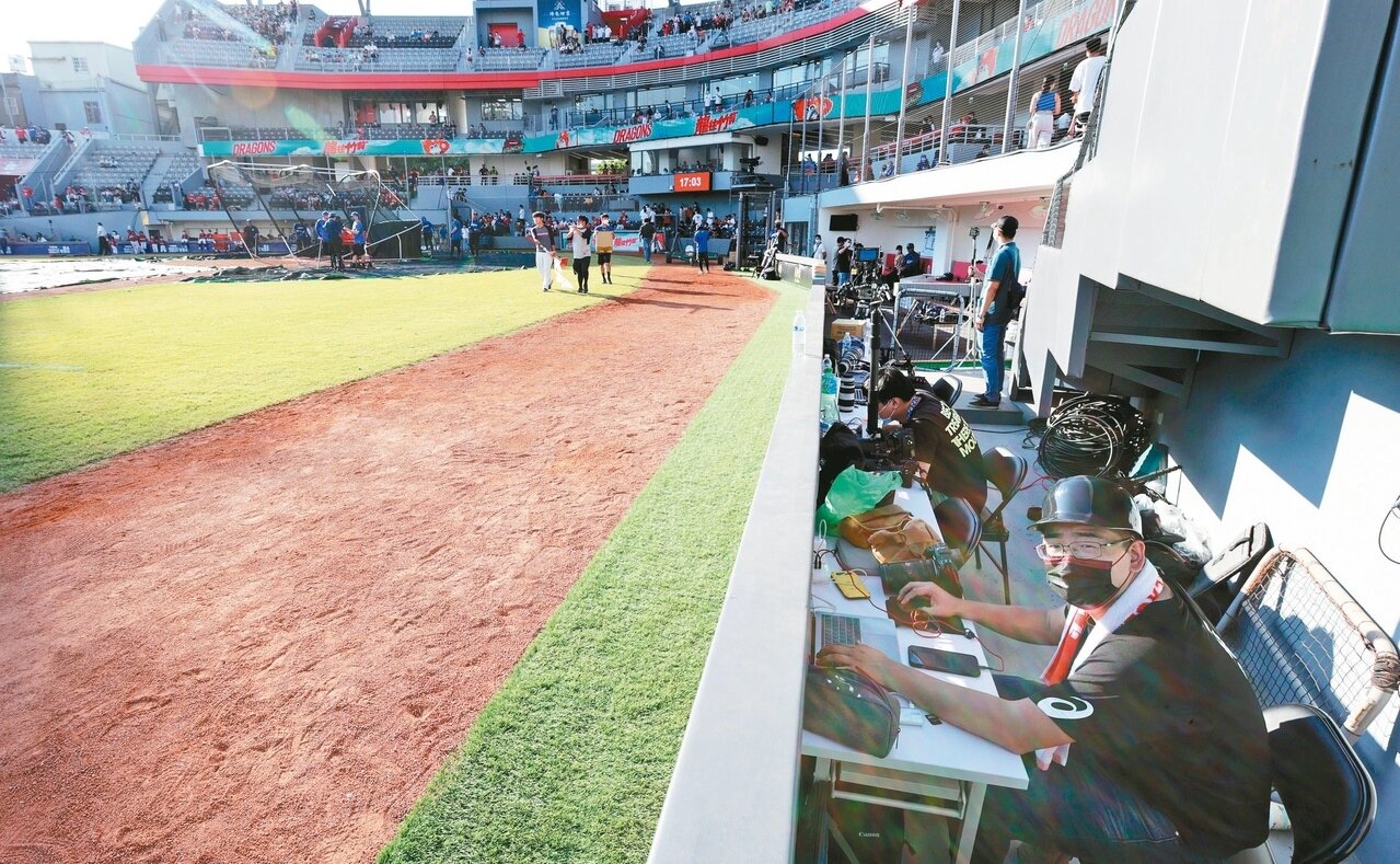 新竹棒球場改建後攝影壕溝低矮,球員接球有可能跌入壕溝,記者也可能遇襲。記者許正宏/攝影