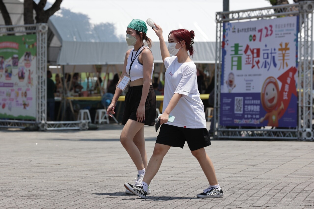 今天類熱浪持續發威,最高氣溫比昨日略升,花東縱谷大約可升至41度,大台北則可升至39度。記者許正宏/攝影