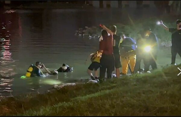 高雄市宋姓女子今晨在蓮池潭落水,消防救難人員漏夜搜救後,將她救上岸,送醫仍宣告不治。圖/取自南部記者爆料網