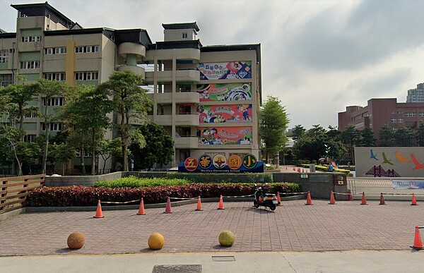 新北教育局推動美強生計畫優化校園環境,不過三重區有3校卡在經費。圖為五華國小。圖/翻攝自Google Maps