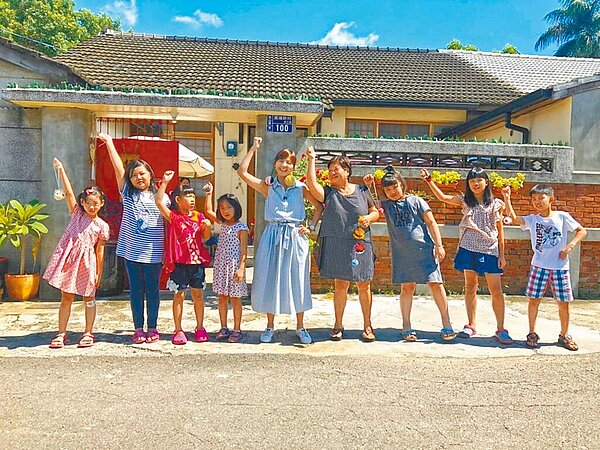 高雄市文化局「以住代護」7月再次成功媒合25戶「五年駐村」的產業進駐計畫，包括獨立書店、影視產業、特色餐飲、花藝、工藝、民宿及文創等各類產業，打造南方文化沙龍匯聚之地。（高市文化局提供／袁庭堯高雄傳真）