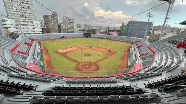 重建後的新竹棒球場。圖／聯合報系資料照