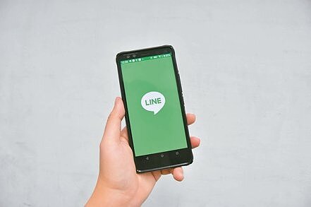 隨著即時通訊軟體普及,加上疫情期間居家上班盛行,很多上班族感受到下班時間後手機仍「叮咚」不停,使得「永遠上線」(always on)風險如影隨行。圖/聯合報系資料照