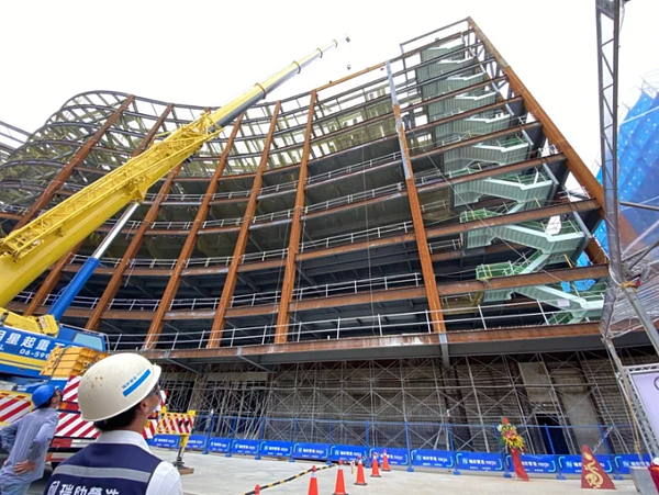 高雄醫學大學附設岡山醫院7月13日才舉辦上梁典禮,昨天傳出工安意外。圖/聯合報資料照