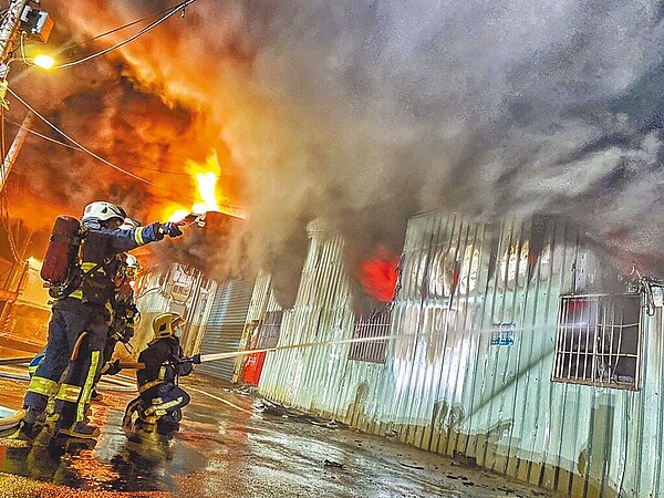 新北市樹林區西圳街一段一處鐵皮工廠23日凌晨慘遭祝融,新北市消防局獲報後派遣200名警消、61部車輛前往搶救,直至4時17分才將火勢控制,現場燃燒8間公司共11間廠房,燃燒面積粗估約4000平方公尺,所幸無人傷亡。(新北市消防局提供)