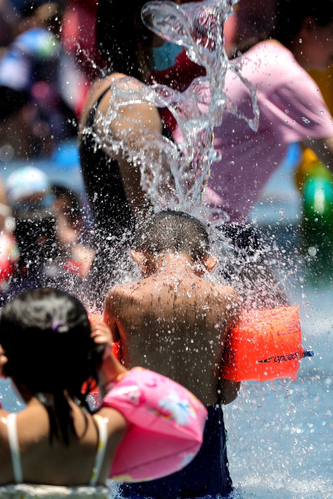 今、明兩天持續維持高溫，家長帶著孩童到水樂園戲水消暑。記者葉信菉／攝影 