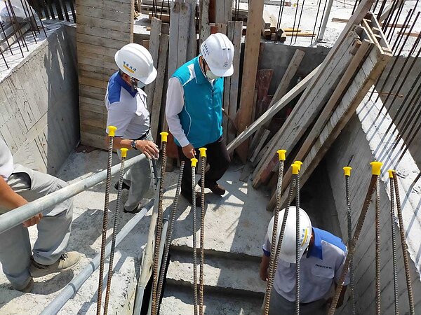 勞工局假日突襲檢查3大醫院新建工程。圖／高市府提供