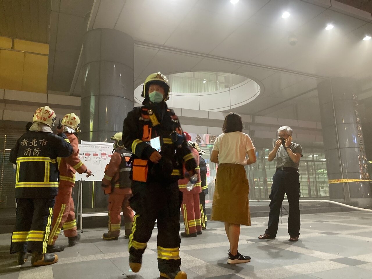 位處新北市新店區大坪林聯合開發大樓的消防署,今天晚上發生火災,4樓機房不明原因燃燒,幸僅1人嗆傷預防性送醫。記者翁至成/攝影