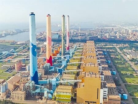 氣溫飆升、中火2號機破管,供電恐將面臨大警戒。台電回應表示,已備方案,供電沒問題,圖為中火。(本報資料照片)