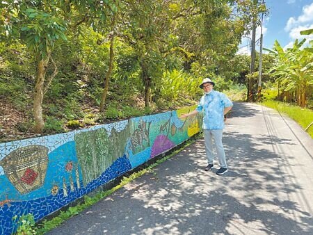 樹德科大行銷管理系副教授黃慶源介紹高雄市內門區馬賽克壁畫。(林瑞益攝)
