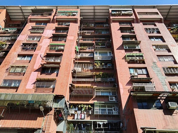基隆市成功國宅外牆曾發生磁磚掉落意外。圖/聯合報系資料照片