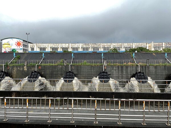 抽水站在豪雨來臨前啟動機組抽水。圖/新北市水利局提供