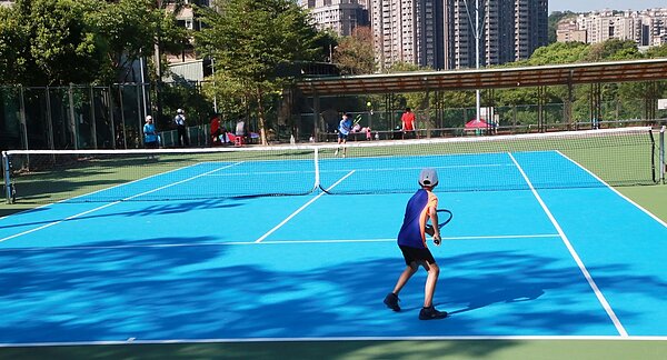 基隆市立網球場及附設籃球場24日上午正式開放啟用,也增設無障礙坡道,讓行動不便的朋友亦可到場觀賽。圖/基隆市政府提供