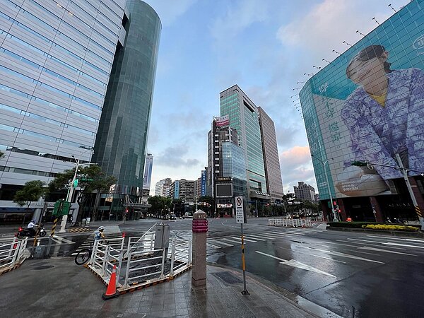 世貿天橋橋墩於23日晚間開始拆除,至24日凌晨全部移除完成,目前剩餘原結構體位址的鋪面復舊作業。圖/台北市政府提供