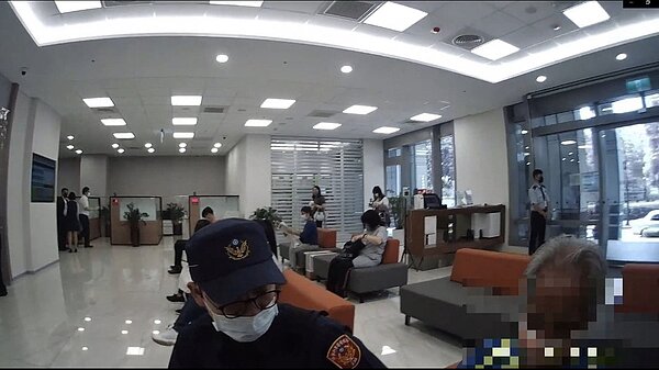 台北市朱姓老翁被女網友慫恿投資內線飆股,匯款2百萬元,又赴銀行要匯47萬元,員警趕到查出是假投資詐騙,攔阻再被騙。記者李奕昕/翻攝