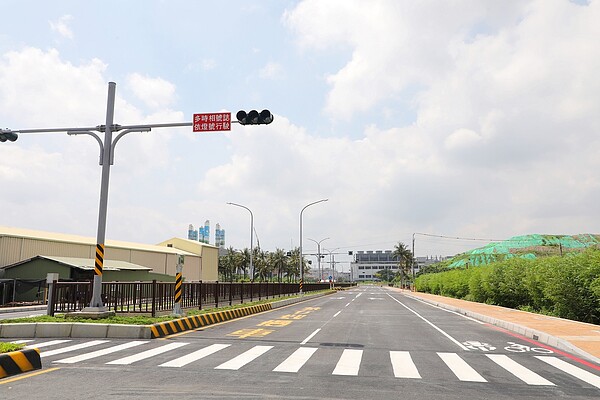為提供南科與周邊區域便捷的道路網,解決大批就業人潮所帶來的交通問題,南市府於南科特定區北側開闢5-40M及10-30M兩條計畫道路,完工在即。圖/台南市政府提供