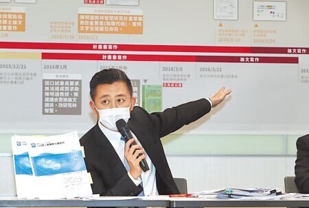 市面上代寫論文服務則已行之有年。圖為林智堅24日舉行記者會,澄清碩士論文引發的爭議,強調自己是原創,絕無抄襲。(本報資料照片)