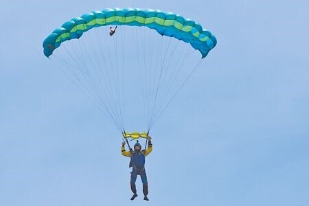 
台東縣政府與安捷航空合作推動高空跳傘表演，25日由來自俄羅斯及烏克蘭的教練從1萬3000英呎高空進行驗證試跳。（莊哲權攝）
