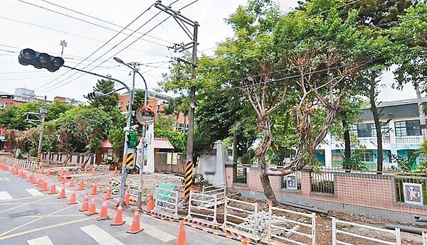 新北與台電等單位拚電纜地下化，但溝通不易，部分區域受地勢影響也難以推動。圖／新北經發局提供