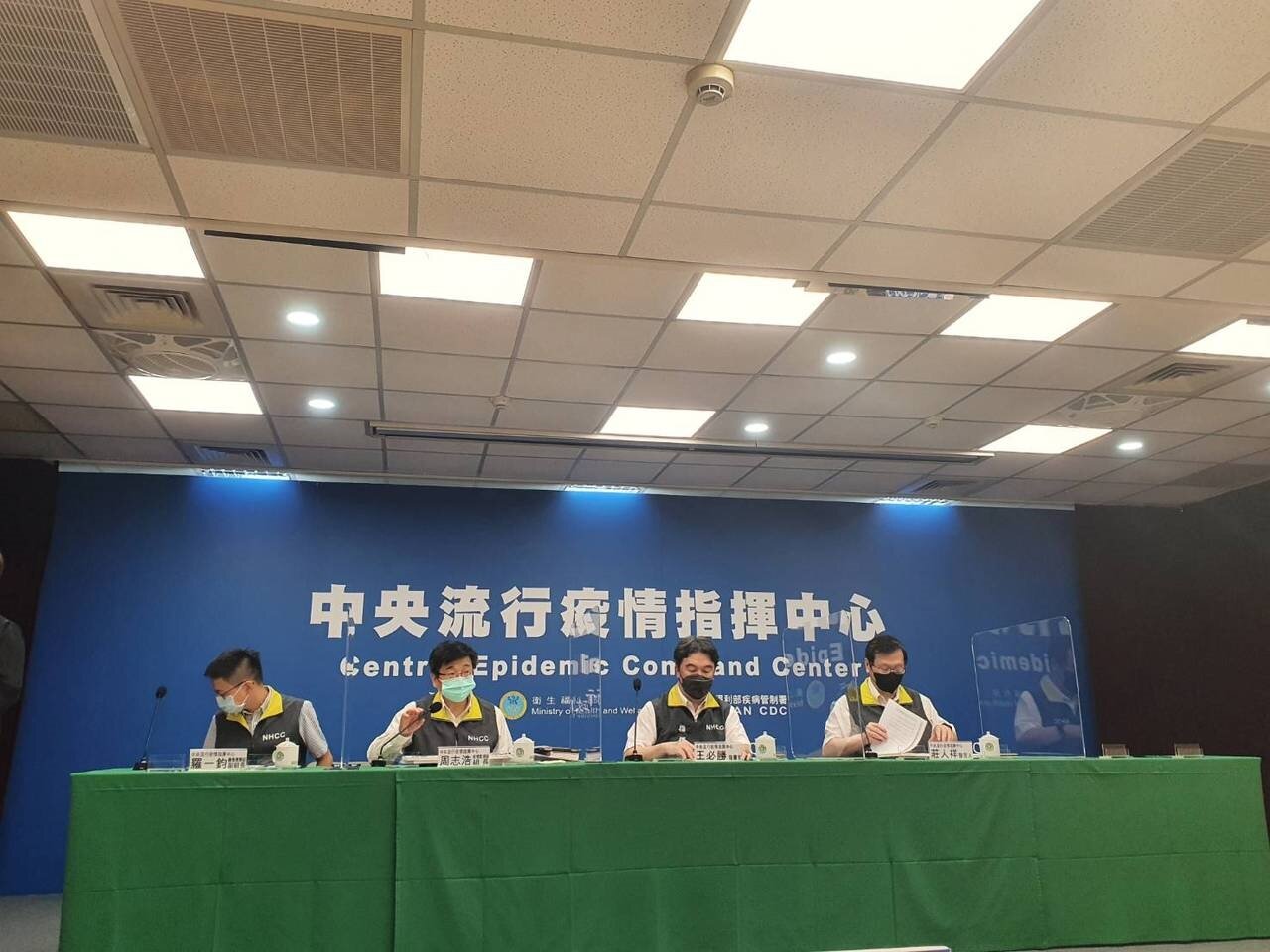 指揮中心記者會出席名單由左到右指揮中心醫療應變組副組長羅一鈞、疫情監測組組長周志浩、指揮官王必勝、發言人莊人祥。記者楊雅棠/攝影
