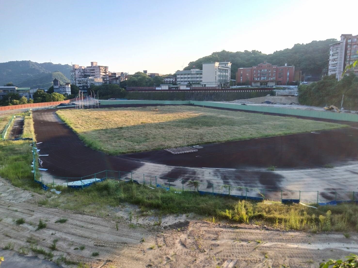 基市府發包重建市立田徑場，並增設停車場及改善周邊運動服務設施，目前工程出現障礙，工期延宕。記者邱瑞杰／攝影 