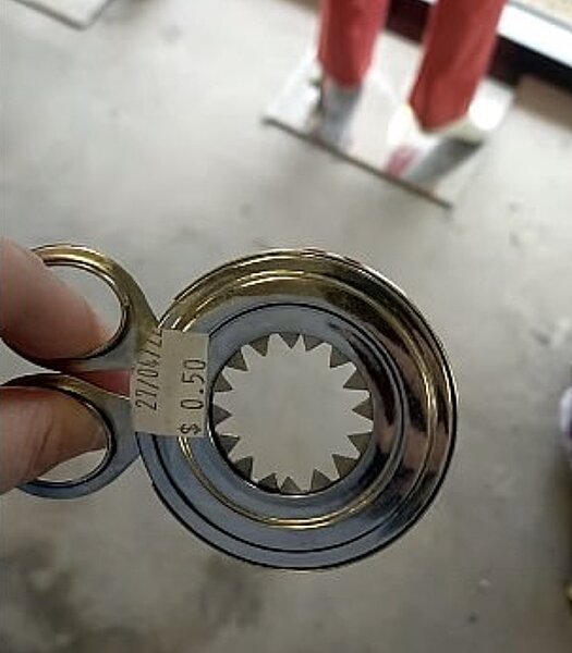 網友挖寶挖到一個形狀特殊的五金工具，金屬材質且形狀詭異，不得不將照片貼上網發問，但卻得到「情趣玩具」的回答，讓人相當好奇真實作用。圖擷自daily mail