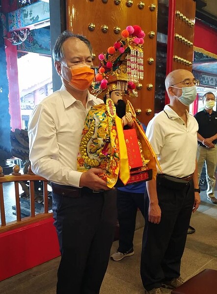 宜蘭草湖天公廟香火鼎盛,欣芮國際渡假酒店蓋在天公上方,為避免「玉皇大帝頭上動土,大不敬?」酒店董事長劉貴富擲筊獲允分靈,今天依禮俗恭迎玉皇大帝更上一層樓,駐駕並庇佑酒店。圖/欣芮提供