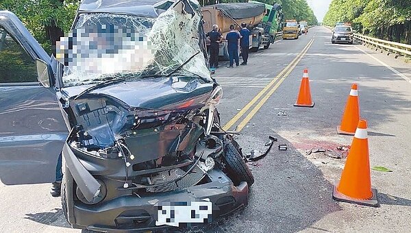 屏東縣駕駛廂型車的曾姓夫妻準備駛離枋寮殯儀館,意外與砂石車發生對撞,夫妻傷重不治。圖/警方提供/林和生屏東傳真
