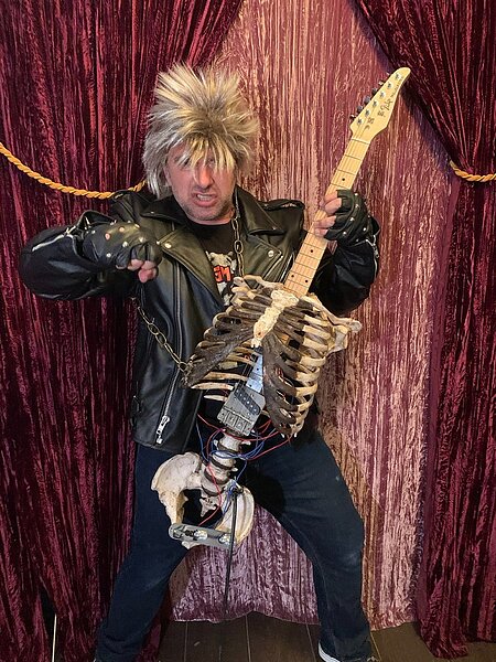 美國搖滾樂手安納克斯（Yaago Anax）將舅舅的遺骨製作成一把電吉他。 圖擷自推特