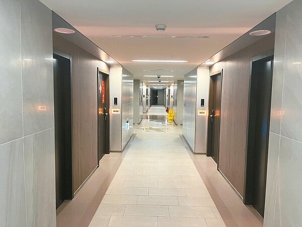 明倫住宅一戶長者常在家中潑水,甚至潑到公共走廊。圖/議員陳怡君提供