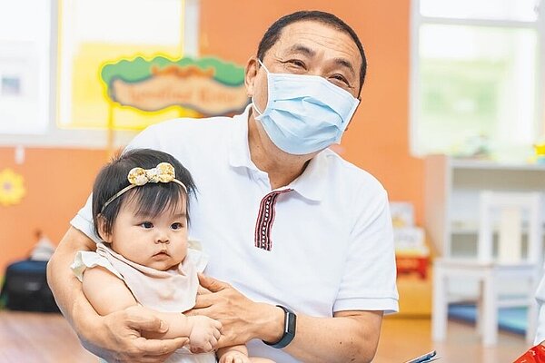 新北市政府推出全台第一個「新北居家托育App」,可解決托育相關需求,新北市長侯友宜昨開箱功能。圖/新北市新聞局提供/葉德正新北傳真