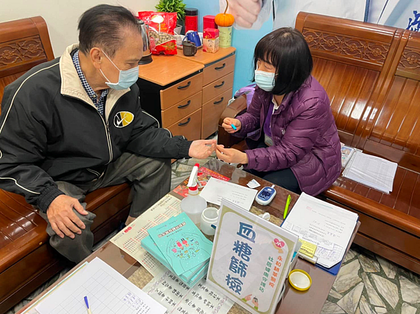 簡易的血糖篩檢，為社區健康把關（圖／永和區協和里長 陳昱庭粉絲團提供）