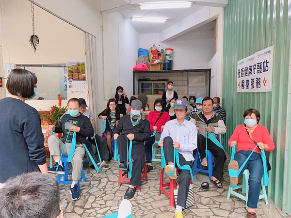 耕莘護理師教導的活力彈力操，進行肌耐力檢測（圖／永和區協和里長 陳昱庭粉絲團提供）