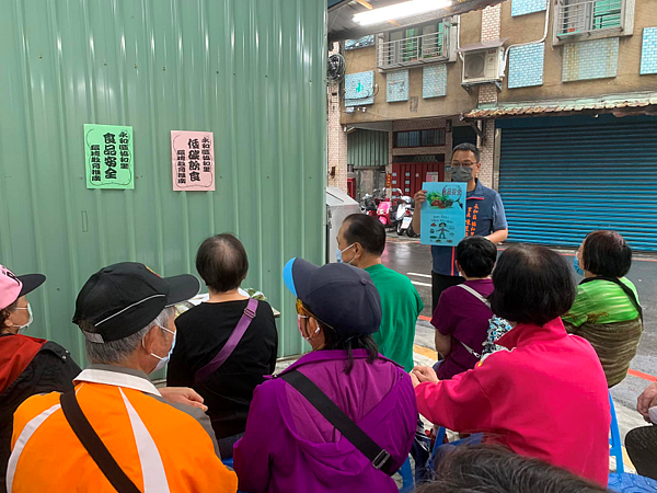 陳昱庭里長平常也在里民辦公處舉辦多元課程，宣導低碳飲食教里內長輩如何吃得健康（圖／永和區協和里長 陳昱庭粉絲團提供）