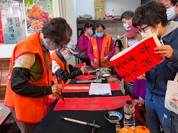 新春揮毫活動，讓民眾領取免費春聯展現溫馨氣氛（圖／永和區協和里長 陳昱庭粉絲團提供）