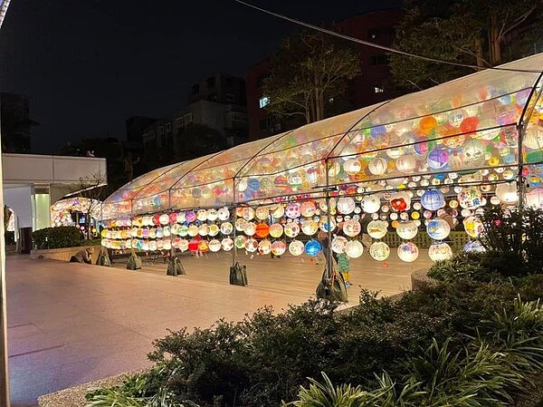 永和區公所廣場前展示河濱里里民在元宵節時製作的彩繪燈籠。（圖／擷取自永和區河濱里-孫黃秋月里長粉絲團專頁）