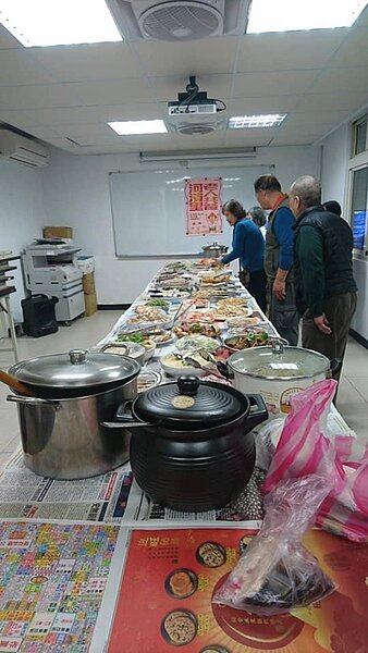 疫情前，河濱里孫黃秋月里長舉辦老人共餐活動。（圖／擷取自永和區河濱里-孫黃秋月里長粉絲團專頁）