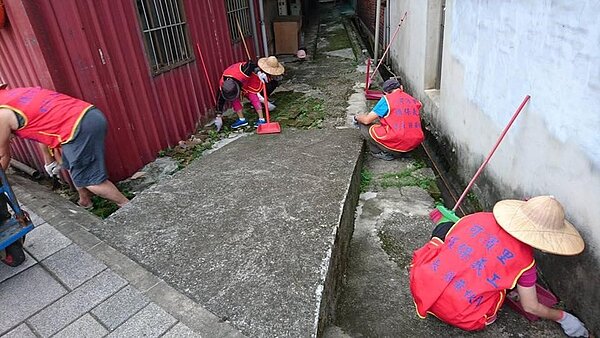 河濱里環保義工正在清掃里內街道。（圖／擷取自永和區河濱里-孫黃秋月里長粉絲團專頁）