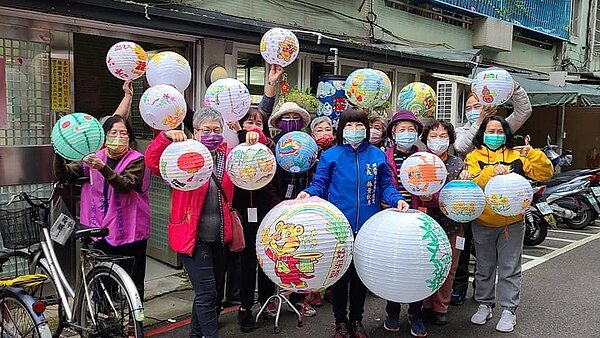 河濱里元宵節舉辦彩繪燈籠活動。（圖／擷取自永和區河濱里-孫黃秋月里長粉絲團專頁）