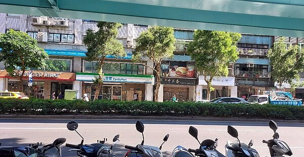 店舖販售知名品牌，都會富裕繁榮景象。易小滿攝