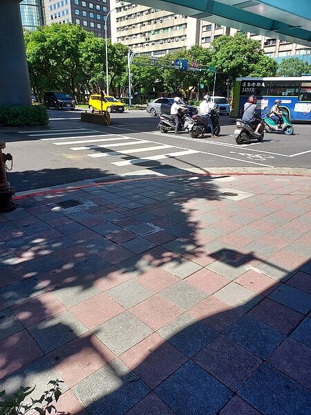 虎嘯里地處精華區，整日車水馬龍。易小滿攝