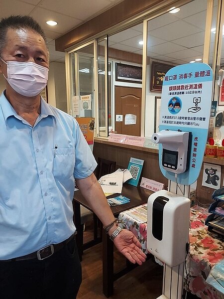 里長詹仲琪進入里辦先消毒。易小滿攝