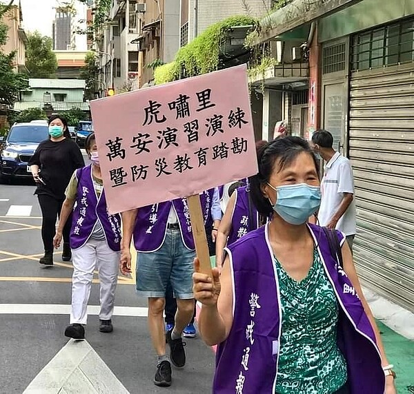 鄰長及志工全程參與防空演練。易小滿攝