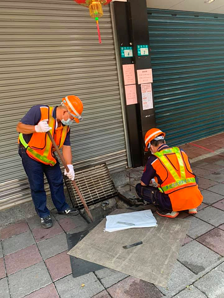 永和清潔隊進行全協和里水溝大清淤（圖／永和區協和里長 陳昱庭粉絲團提供）