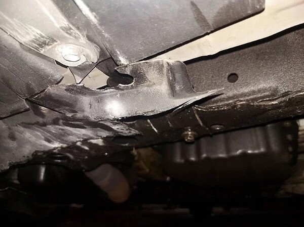 原PO出示在好市多加油站撞上安全島照成車底破損情形。圖擷自「好市多經驗商品老實說」原PO出示在好市多加油站撞上安全島照成車底破損情形。圖/擷自「好市多經驗商品老實說」