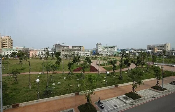 萬坪頭前運動公園，提供民眾假日休閒好去處。萬坪頭前運動公園，提供民眾假日休閒好去處。圖／聯合報